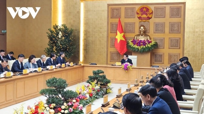 Government leader meets Chinese and Cuban guests